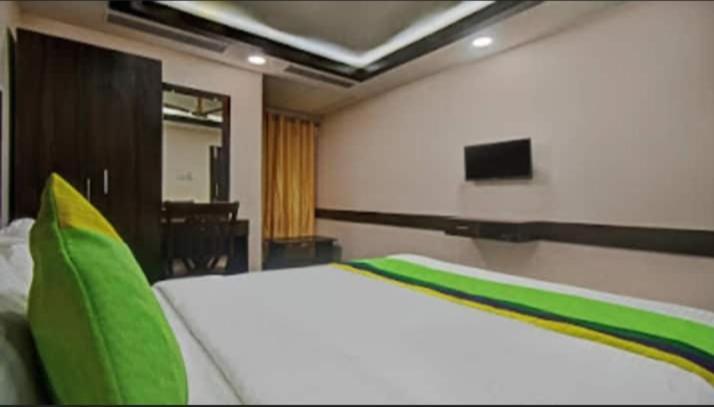 Hotel R Deluxe "Couple Friendly Vaccinated Staff" New Delhi Exterior photo