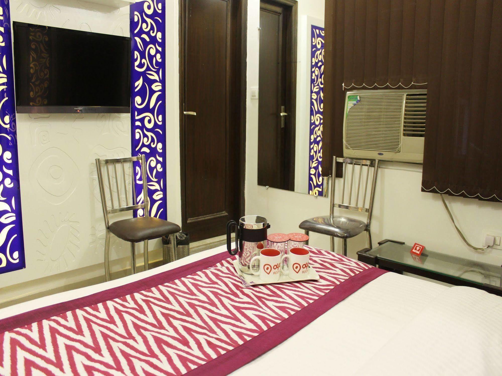 Hotel R Deluxe "Couple Friendly Vaccinated Staff" New Delhi Exterior photo